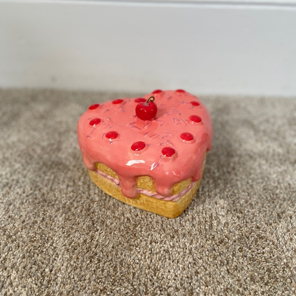 NWOT HTF Ceramic Valentine's Day Decor cake TJ Maxx